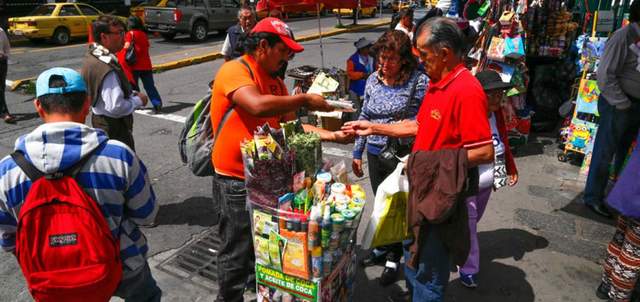 El sector céntrico de la ciudad se había convertido en un mercado donde comerciantes informales ponen sus negocios