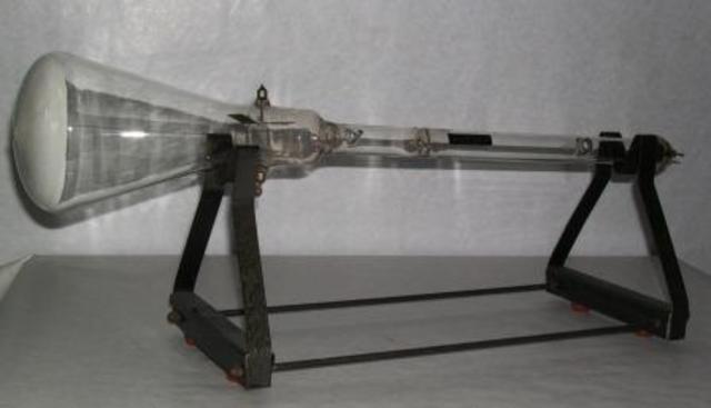 Primer prototipo del tubo de rayos catodicos.