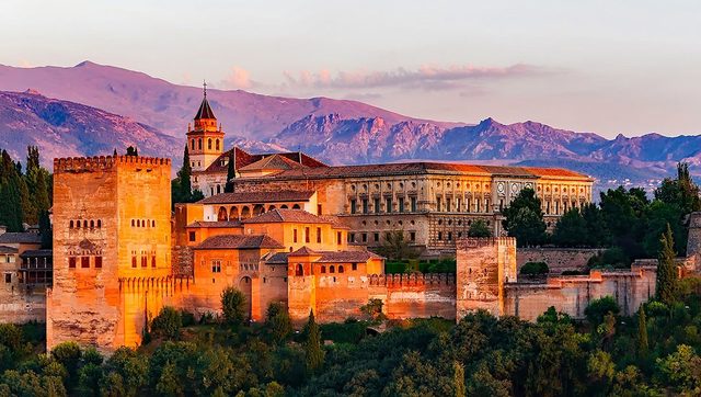 Lorca decidió marcharse a Granada por que el país estaba al borde de la guerra y también para reunirse con su familia a la Huerta de San Vicente