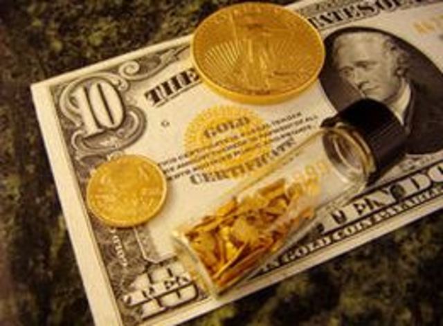 Se otorga junto al oro, un papel importante tanto a la libra como al dólar.