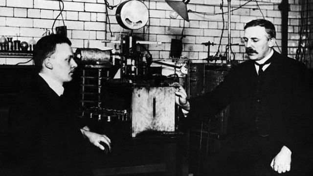 Rutherford riuscì a creare ossigeno "bombardano" con radiazioni i nuclei di azoto