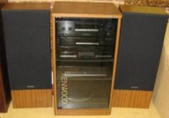 Kenwood Stereo with 5 CD Disc Changer