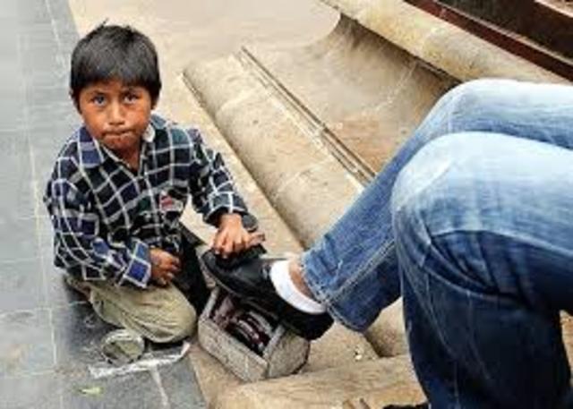 La edad mínima para laborar en el trabajo infantil es de 12 años.