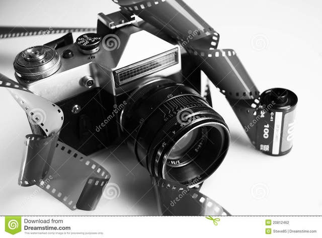 Creazione della prima macchina fotografica con rotoli di pellicola