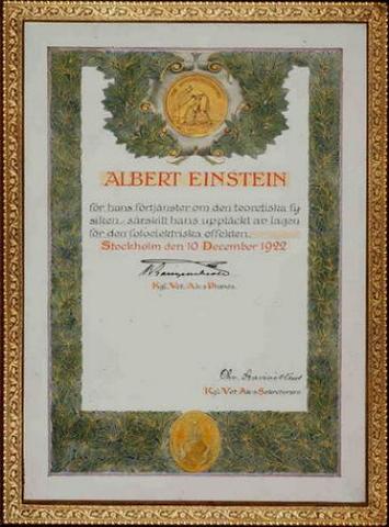 Albert Einstein riceve il premio Nobel