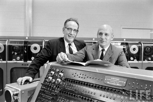 J. Presper Eckert y John W Mauchly Construyeron la computadora electrónica más grande del mundo y utilizaron para ello 18,000 bulbos.