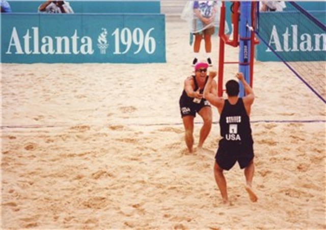 El voleibol de playa se convierte en deporte olímpico.