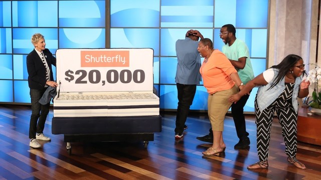 Ellen gives away ten beds,a car and $20,000 to a family in need