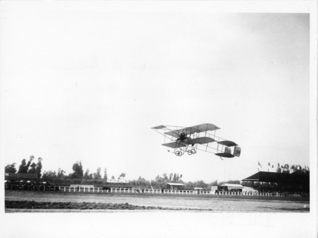 Un aereo sorvola le Alpi.