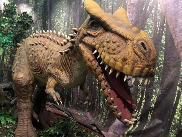 I dinosauri dominano la terra