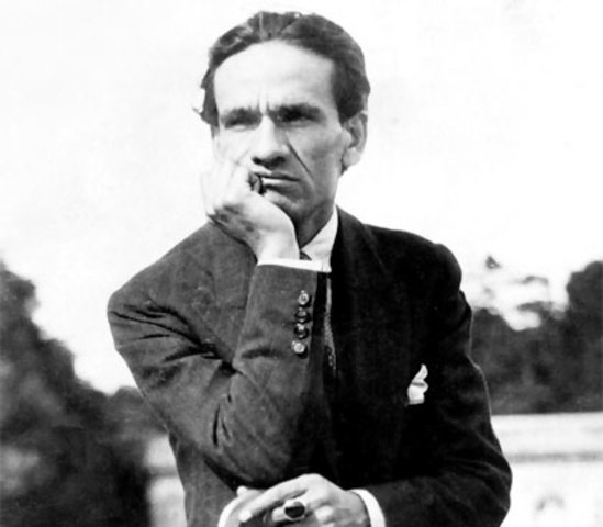 Nace César Vallejo