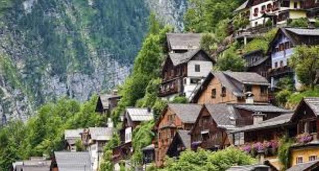 pasan por muchos lugares y le piden a algunas personas si se pueden quedar con ellos y al dia siguiente se van