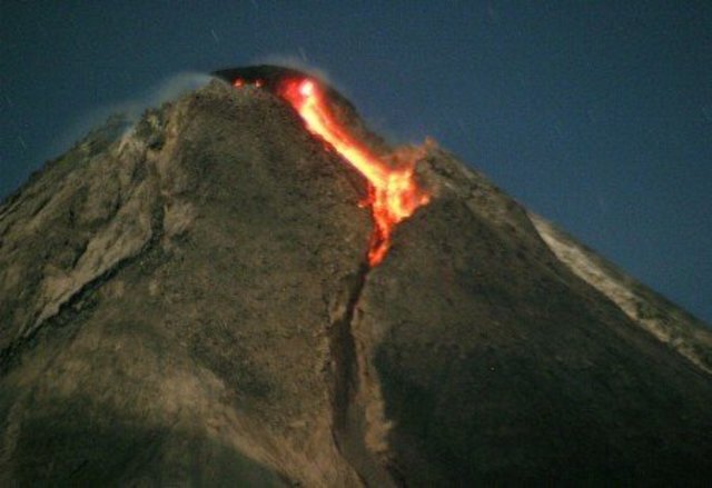 MERAPI ENTRA EN ERUPCIÓ