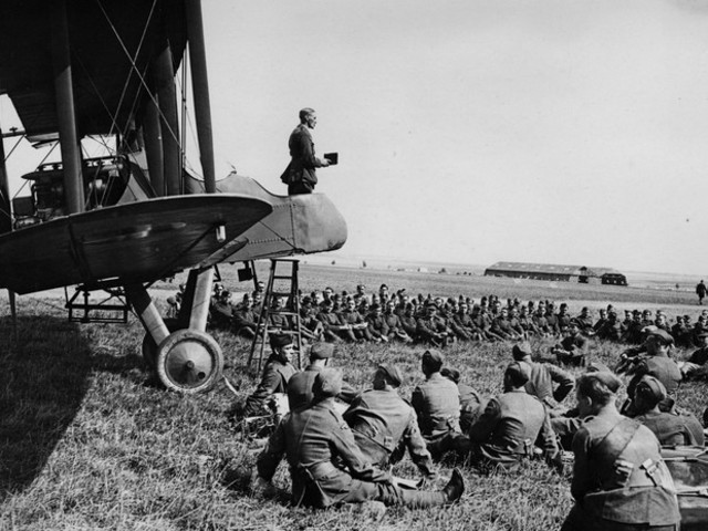 "Capelao levando a palavra aos homens da guerra"