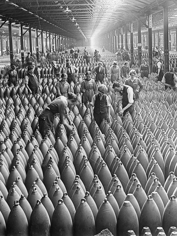 "Mulheres e homens trabalhando na produção de bombas"