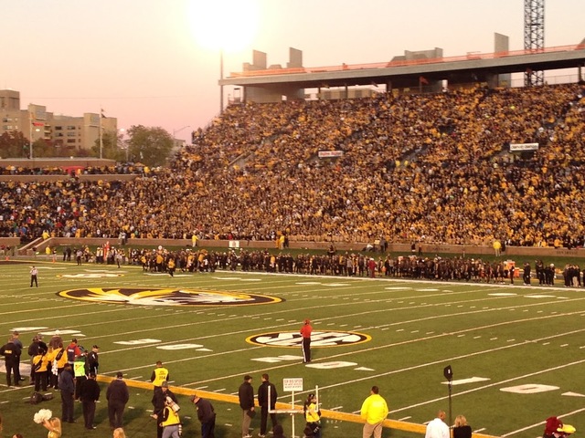 Vi mi primer partido de fútbol americano universidad.