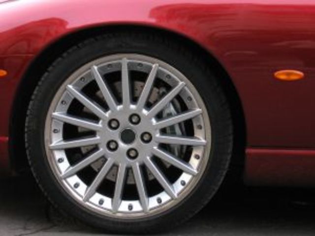 SIGLO XX RUEDAS CON LLANTAS DE ALEACIÓN