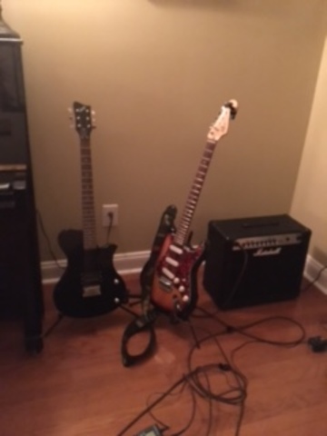 Mis padres me dieron mis guitarras a la Navidad.