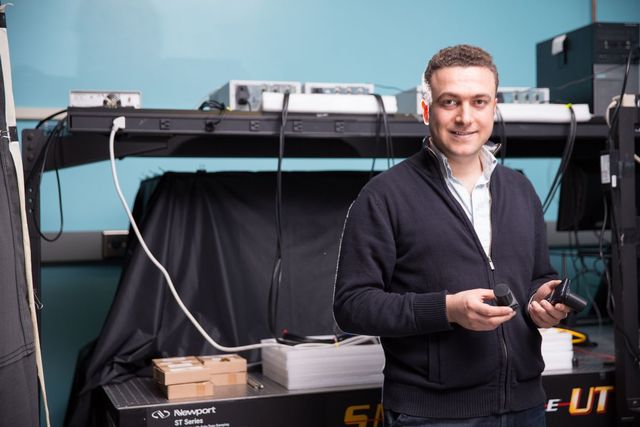 El microscopio se vuelve de verdad microscópico cuando el profesor Aydogan Ozcan de la Universidad de California (UCLA) inventa una versión sin lente