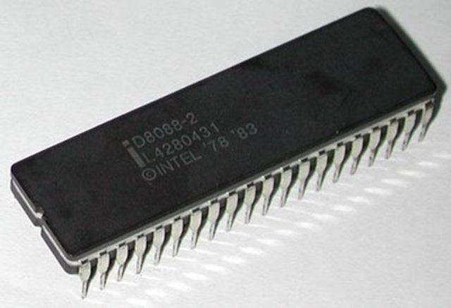 Aparece el procesador 8080 (8 bits)