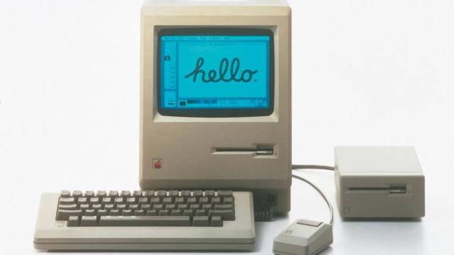 El Mac de Apple populariza la interfaz gráfica de usuario.