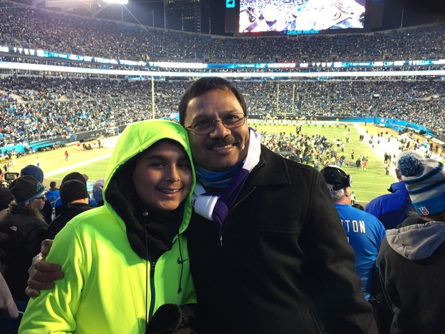 Vi un partido de fútbol de la NFL.