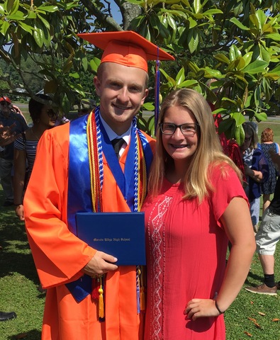 Fui a la graduación de mi hermano.