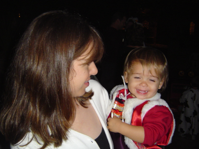 En mi primera noche de bujas, yo anduve con mi mama a las casas para pedir dulces.