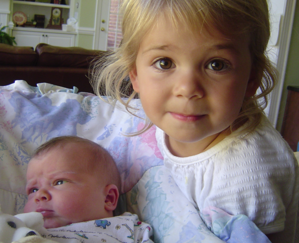 Mi hermano menor nació y él llegó a la casa.