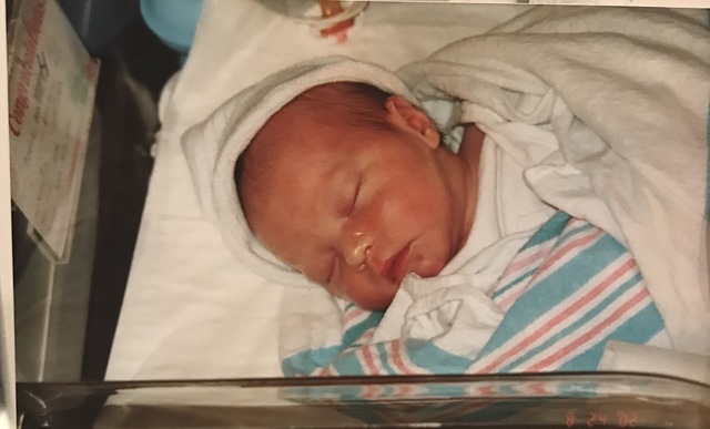 Nací en Naperville, Illinois.