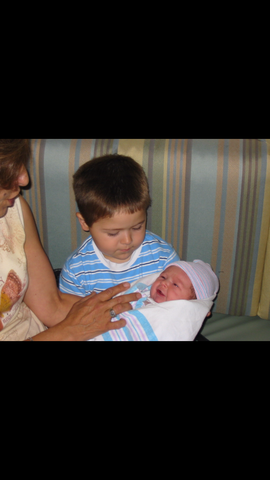 Mi hermano nació en el exacto hospital como yo.