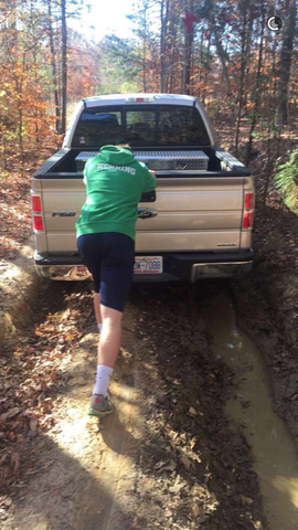 Mi coche se atascó en el barro en el bosque.
