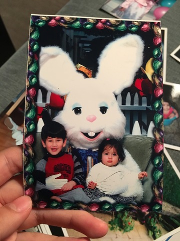 Mi hermano mayor y yo tuvimos nuestro primer Pascua como una familia.