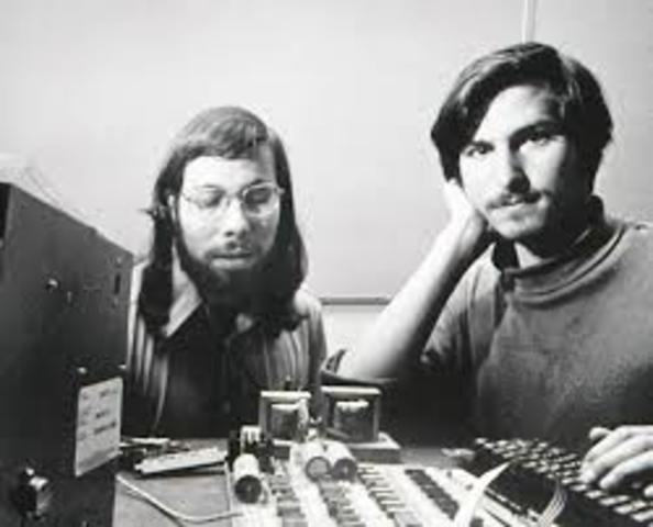 Steve Jobs y Steve Wozniaks construyen el Apple I (1976)