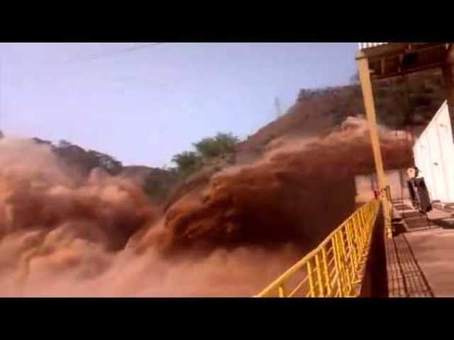Rompimento da barragem de Fundão