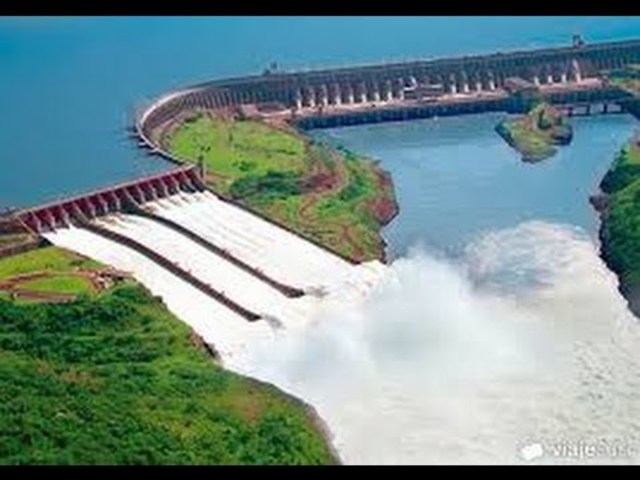 Construção da barragem de Fundão pela Samarco