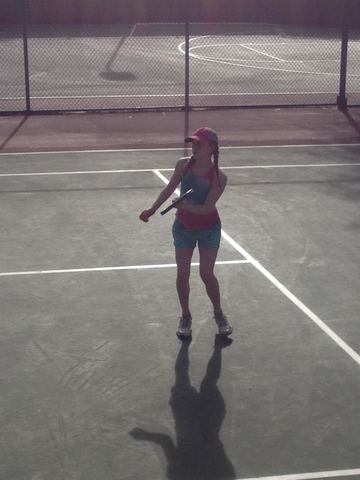 Yo aprendé jugar el tenis.