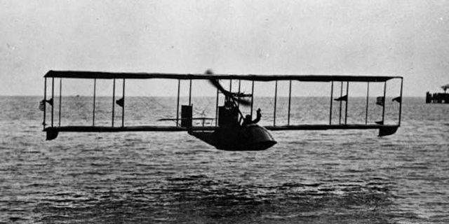 First commercial plane flight in United States