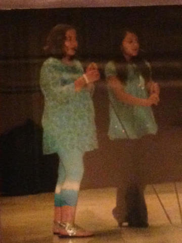 Yo canté con mi amiga