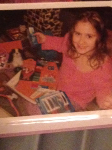 Yo abrí los regalos que mis padres y mi hermano compraron para mi fiesta de cumpleaños.