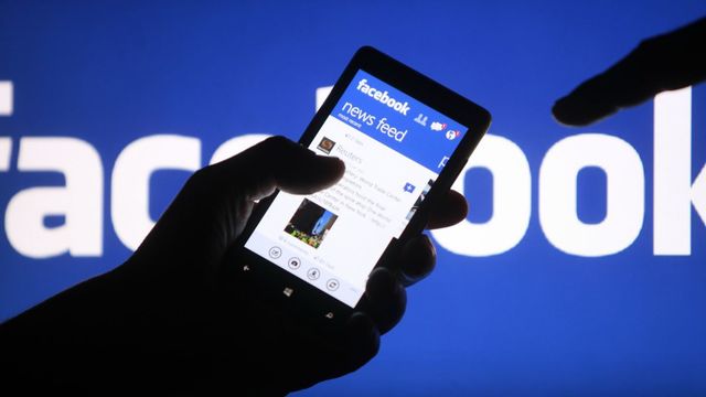 Se lanza la red social Facebook