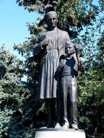 Памятник «Первой учительнице» в посёлке Матвеев-Курган