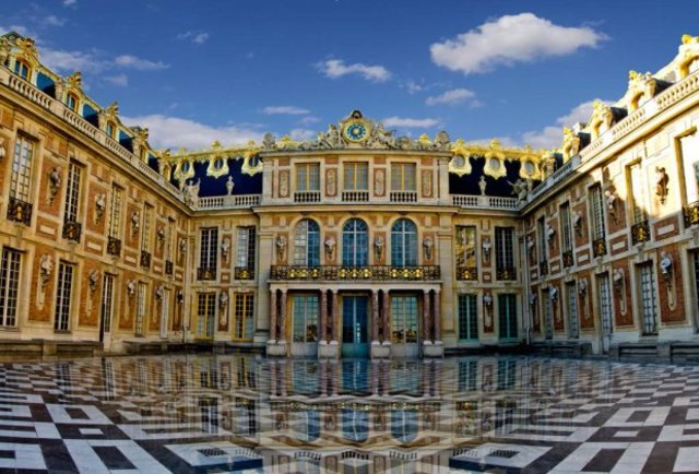 Traslado de la corte al nuevo palacio de Versalles.