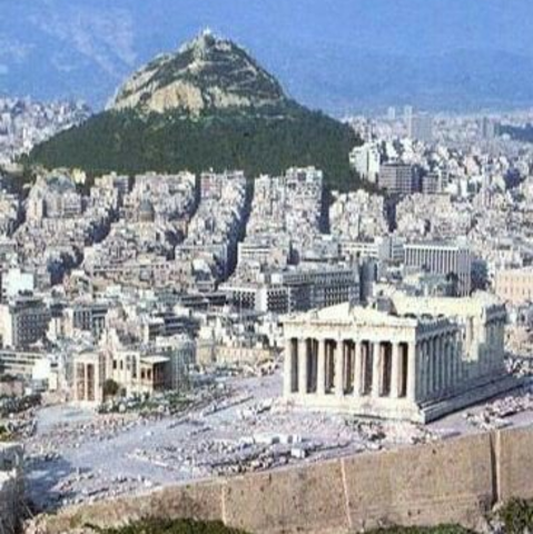 Aristóteles regresa Atenas.