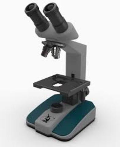 Primer microscopio usado en una operación.