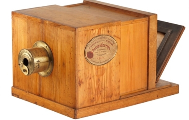 Daguerre inventa el daguerrotipo