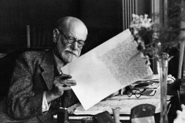 Sigmund Freud elabora una nuova teoria
