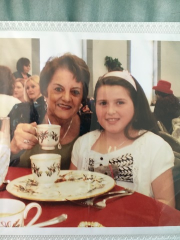 Yo fui a mi primera fiesta de té real con mi abuela.