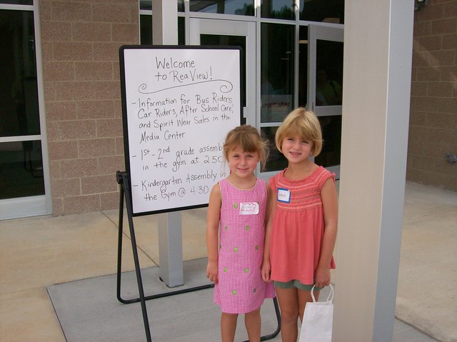 Nosotros asistimos al primer día de escuela primaria.
