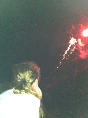 Vi fuegos artificiales en la playa en mi cumpleaños.